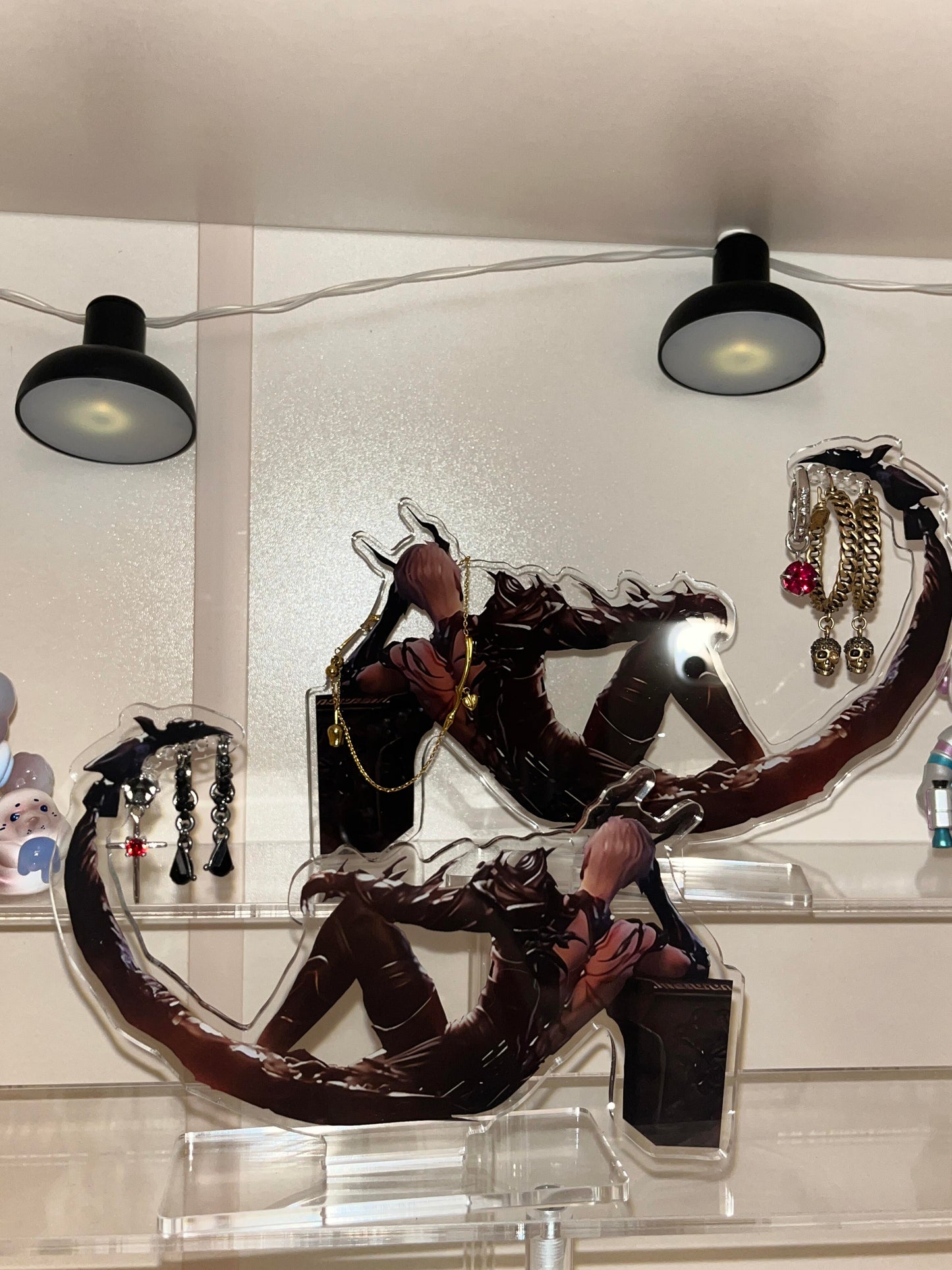 Sylus myth gragon acylic stand (can hang earrings )