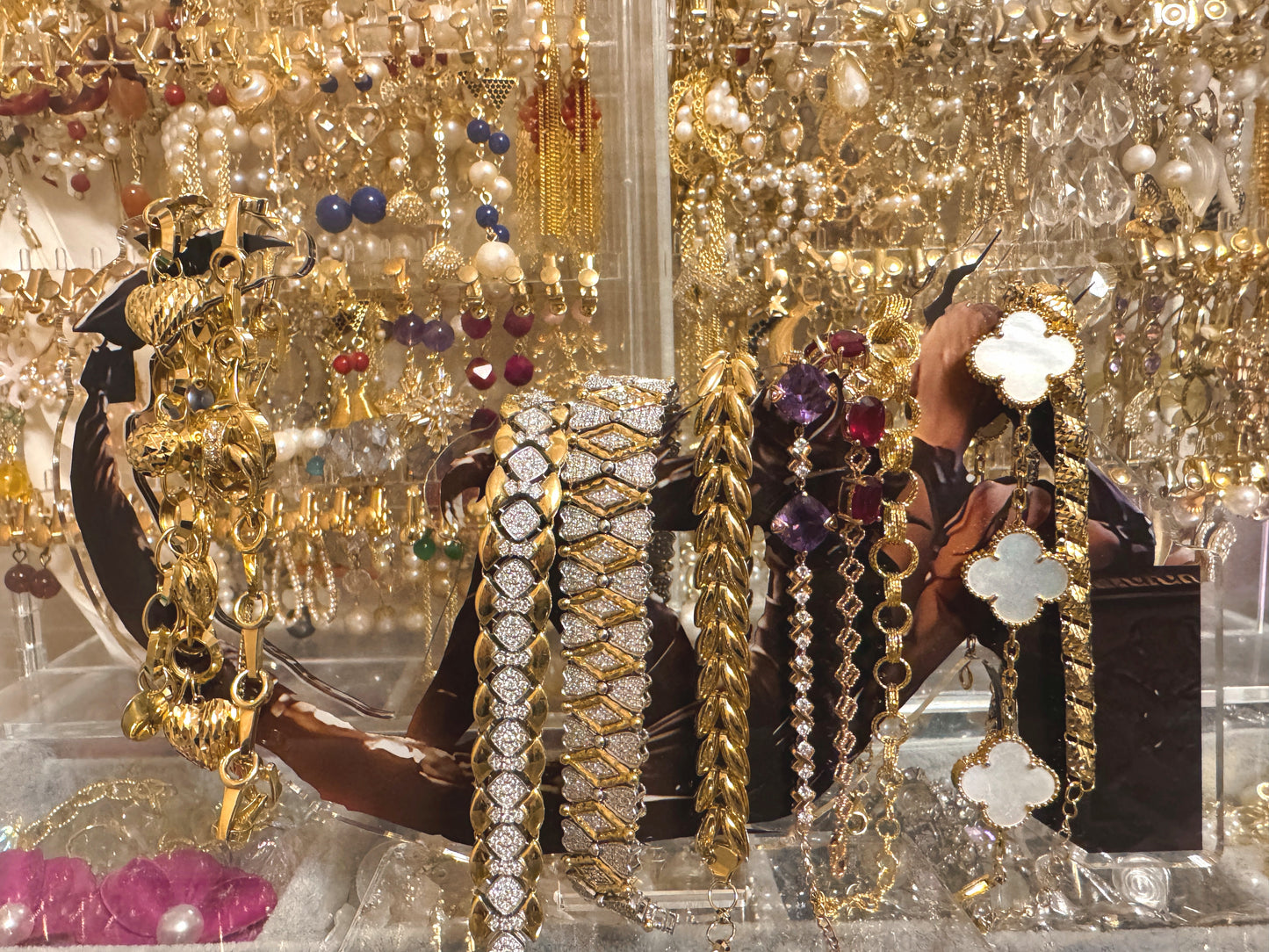 Sylus myth gragon acylic stand (can hang earrings )